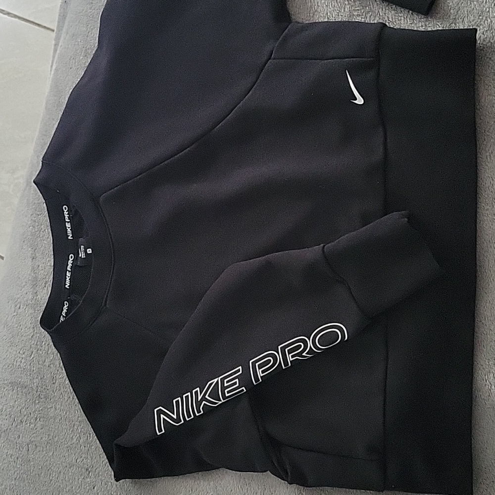 Nike Pro crop sweater